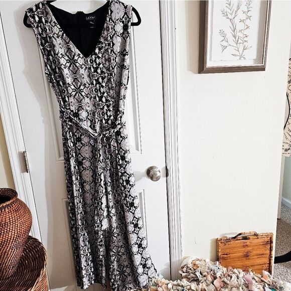 New Nicole Miller Reptile Cropped V- Neck Sleeveless Zipper Back Jumpsuit. - Picture 7 of 16